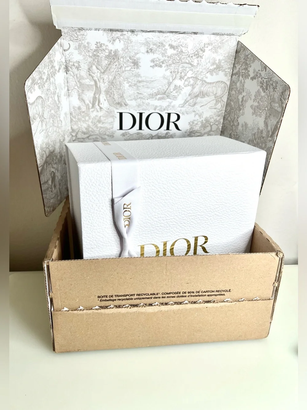 ✨Dior white empty gift box with signature ribbon and tissues✨